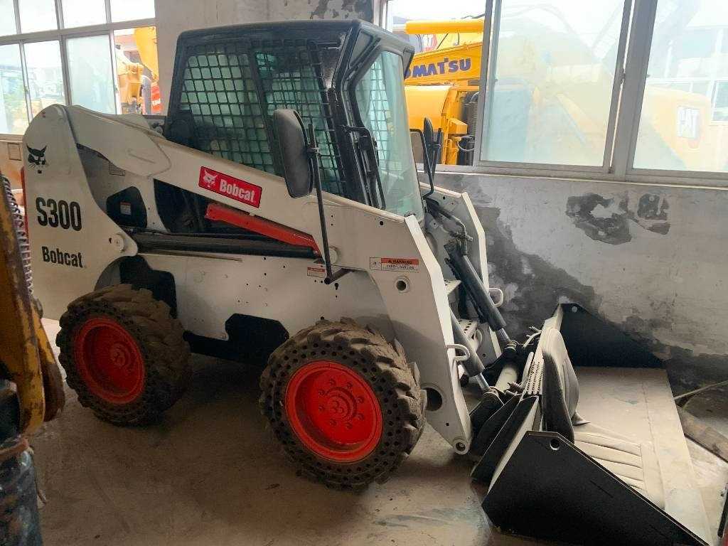 Bobcat S 300 - Mini chargeuse: photos 1 Bobcat S 300 - Mini chargeuse: photos 1