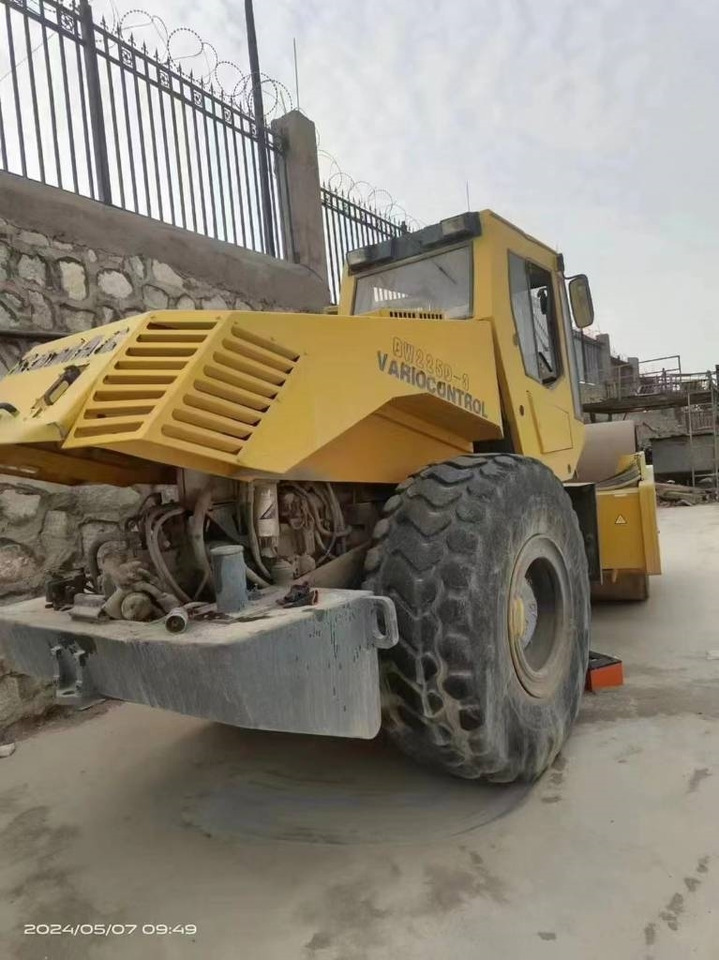 Bomag bw225d-3 - Compacteur à pieds de mouton/ Monocylindre: photos 2 Bomag bw225d-3 - Compacteur à pieds de mouton/ Monocylindre: photos 2