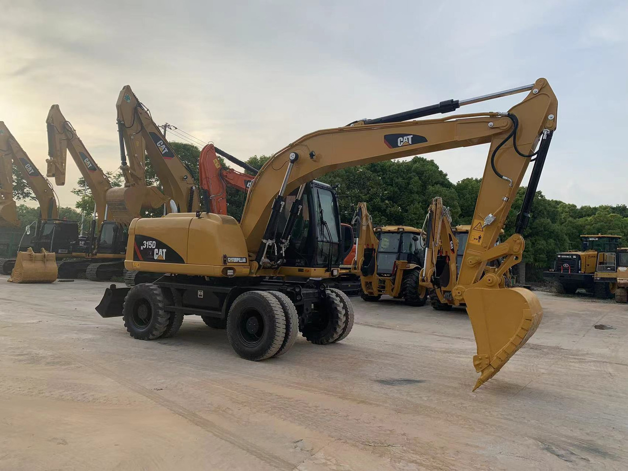 CATERPILLAR 315D - Pelle sur pneus: photos 3 CATERPILLAR 315D - Pelle sur pneus: photos 3