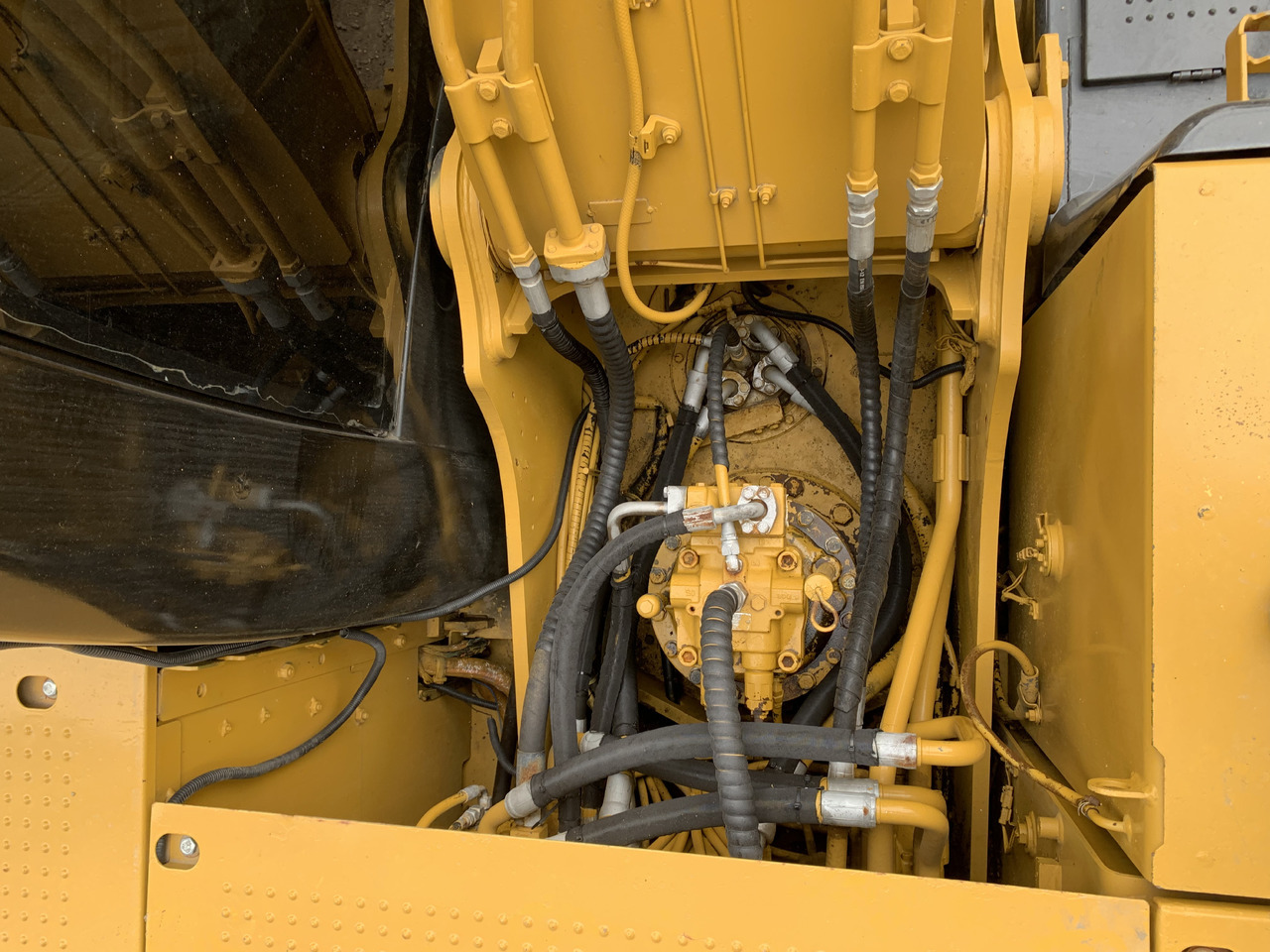 CATERPILLAR 320D2 - Pelle sur pneus: photos 4 CATERPILLAR 320D2 - Pelle sur pneus: photos 4