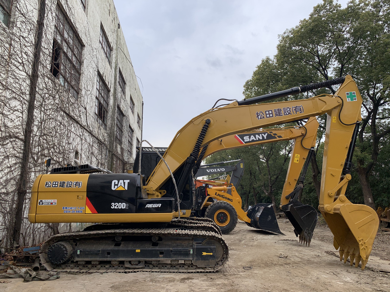 CATERPILLAR 320D2 - Pelle sur pneus: photos 1 CATERPILLAR 320D2 - Pelle sur pneus: photos 1