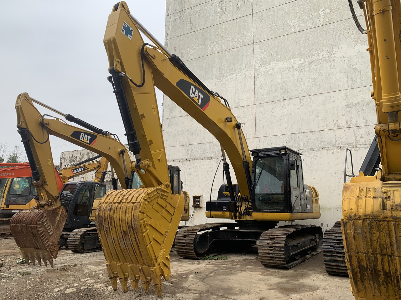 CATERPILLAR 323D2L - Pelle sur pneus: photos 1 CATERPILLAR 323D2L - Pelle sur pneus: photos 1