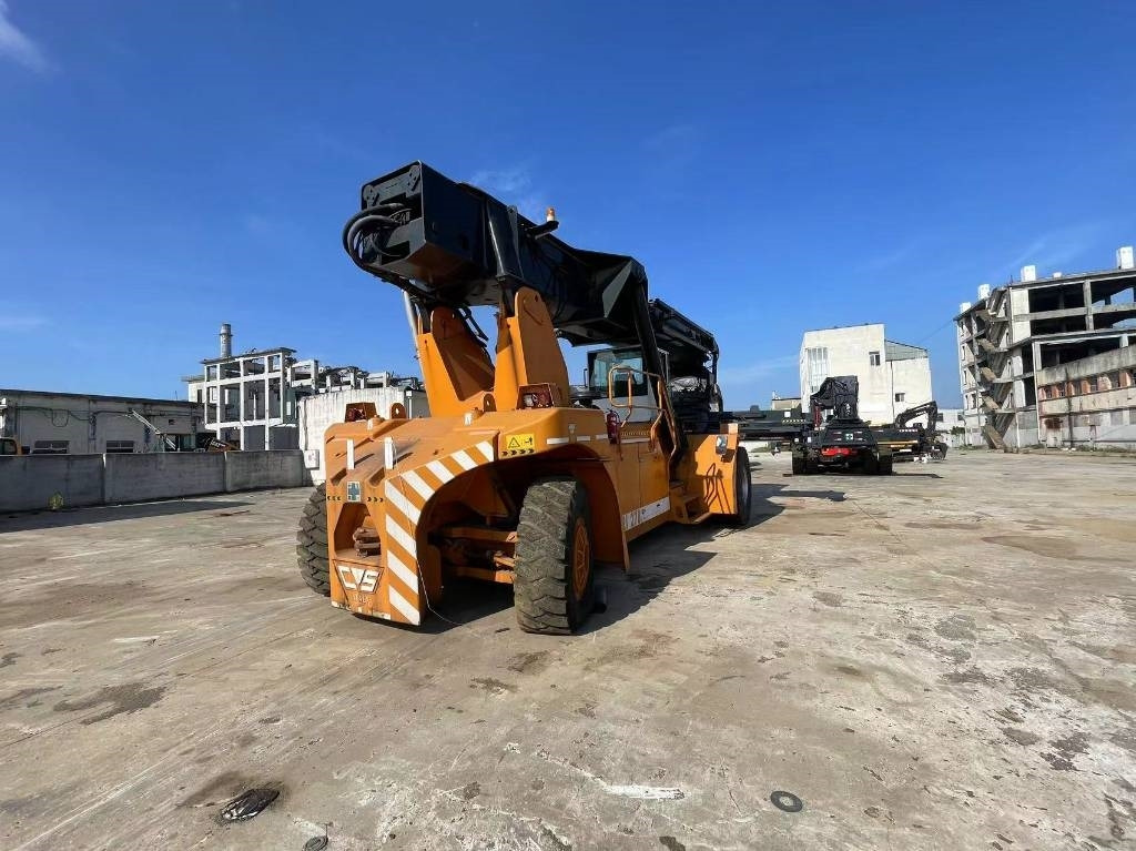 CVS Ferrari F 278.6 - Reach stacker: photos 4 CVS Ferrari F 278.6 - Reach stacker: photos 4