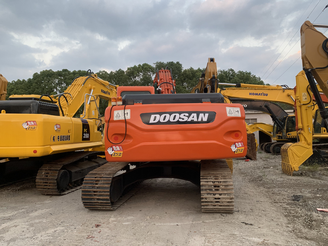 DOOSAN DX225LC - Pelle sur pneus: photos 1 DOOSAN DX225LC - Pelle sur pneus: photos 1