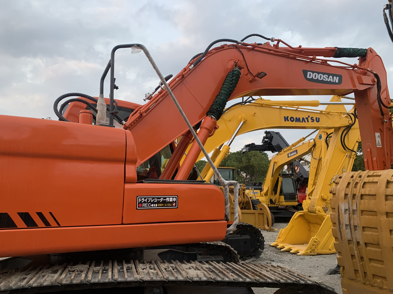 DOOSAN DX225LC - Pelle sur pneus: photos 1 DOOSAN DX225LC - Pelle sur pneus: photos 1
