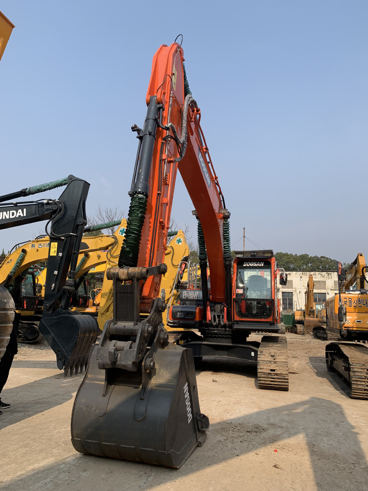 DOOSAN DX300LC-9C - Pelle sur pneus: photos 1 DOOSAN DX300LC-9C - Pelle sur pneus: photos 1