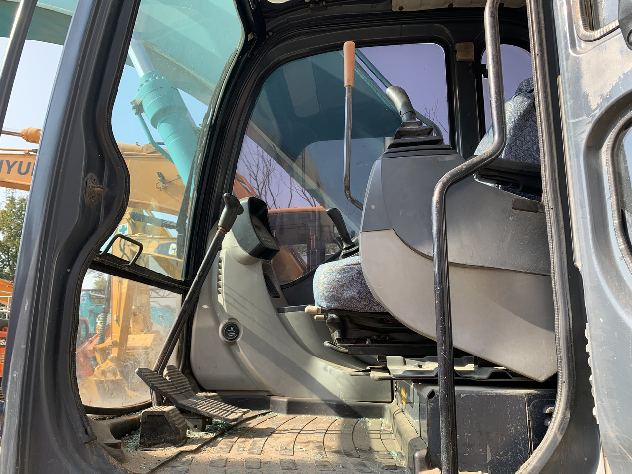 KOBELCO SK210LC-8 - Pelle sur chenille: photos 3 KOBELCO SK210LC-8 - Pelle sur chenille: photos 3