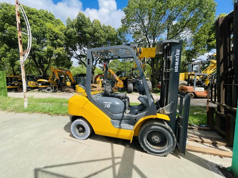 Komatsu 30 Forklift - Chariot élévateur: photos 1 Komatsu 30 Forklift - Chariot élévateur: photos 1