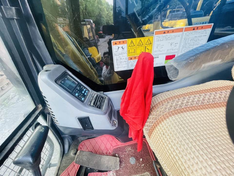 Komatsu PC130-8 - Mini pelle: photos 4 Komatsu PC130-8 - Mini pelle: photos 4