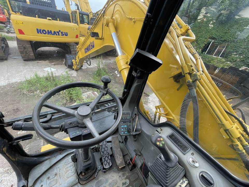 Komatsu PW160-8 - Pelle sur pneus: photos 2 Komatsu PW160-8 - Pelle sur pneus: photos 2