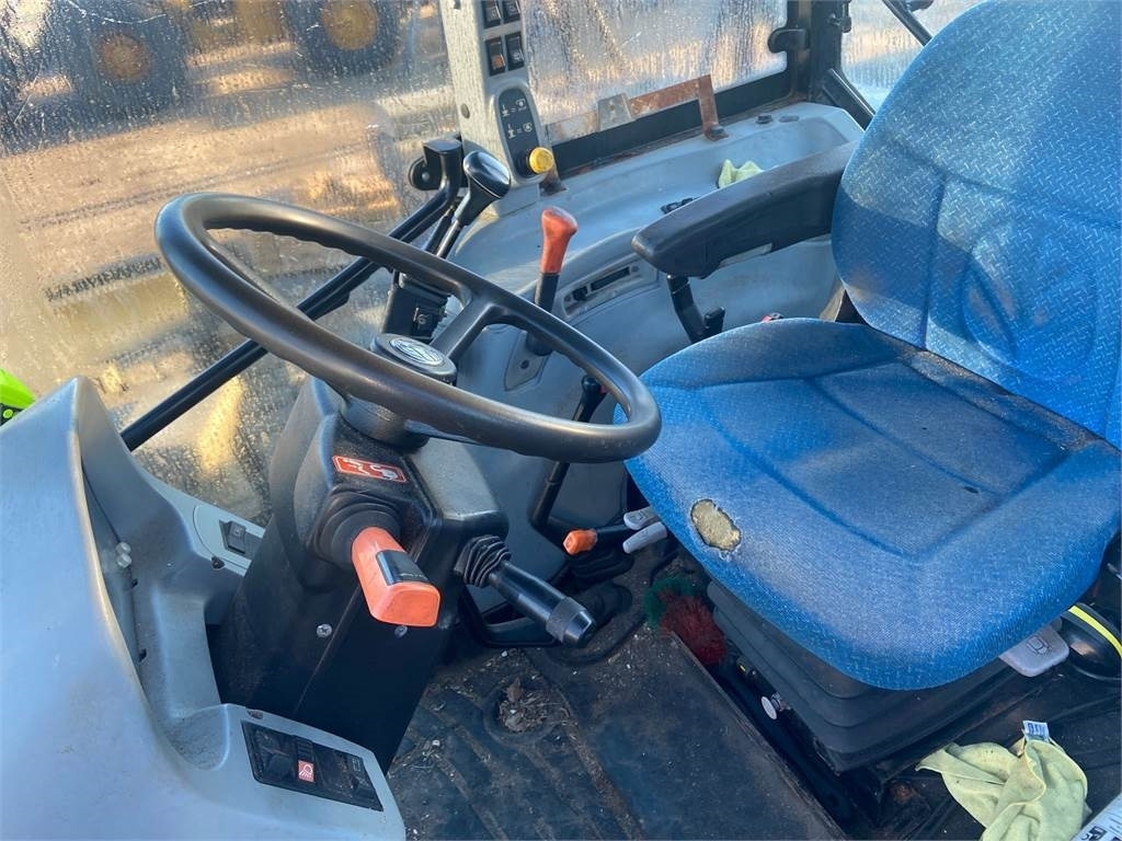 New Holland T5050 - Tracteur agricole: photos 2 New Holland T5050 - Tracteur agricole: photos 2