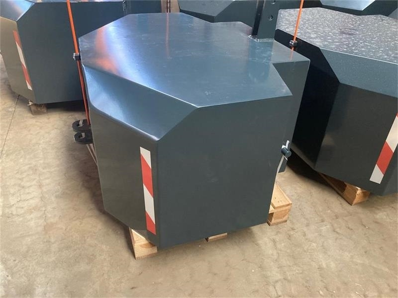 - - - 1800 KG - Contrepoids: photos 3 - - - 1800 KG - Contrepoids: photos 3
