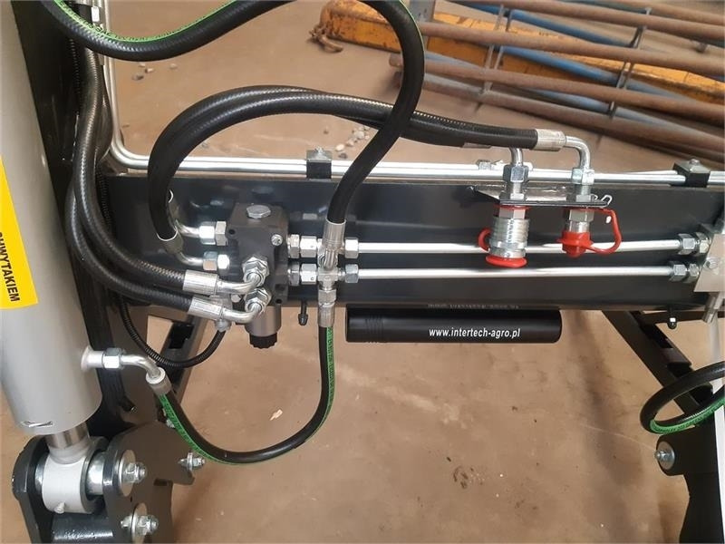 Inter-Tech 1600 - Chargeur frontal pour tracteur: photos 4 Inter-Tech 1600 - Chargeur frontal pour tracteur: photos 4
