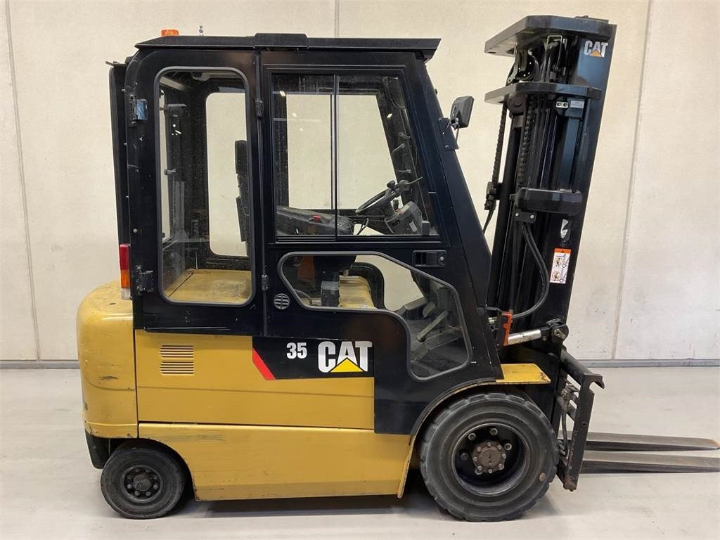 CAT EP35K-PAC - Chariot élévateur électrique: photos 1 CAT EP35K-PAC - Chariot élévateur électrique: photos 1