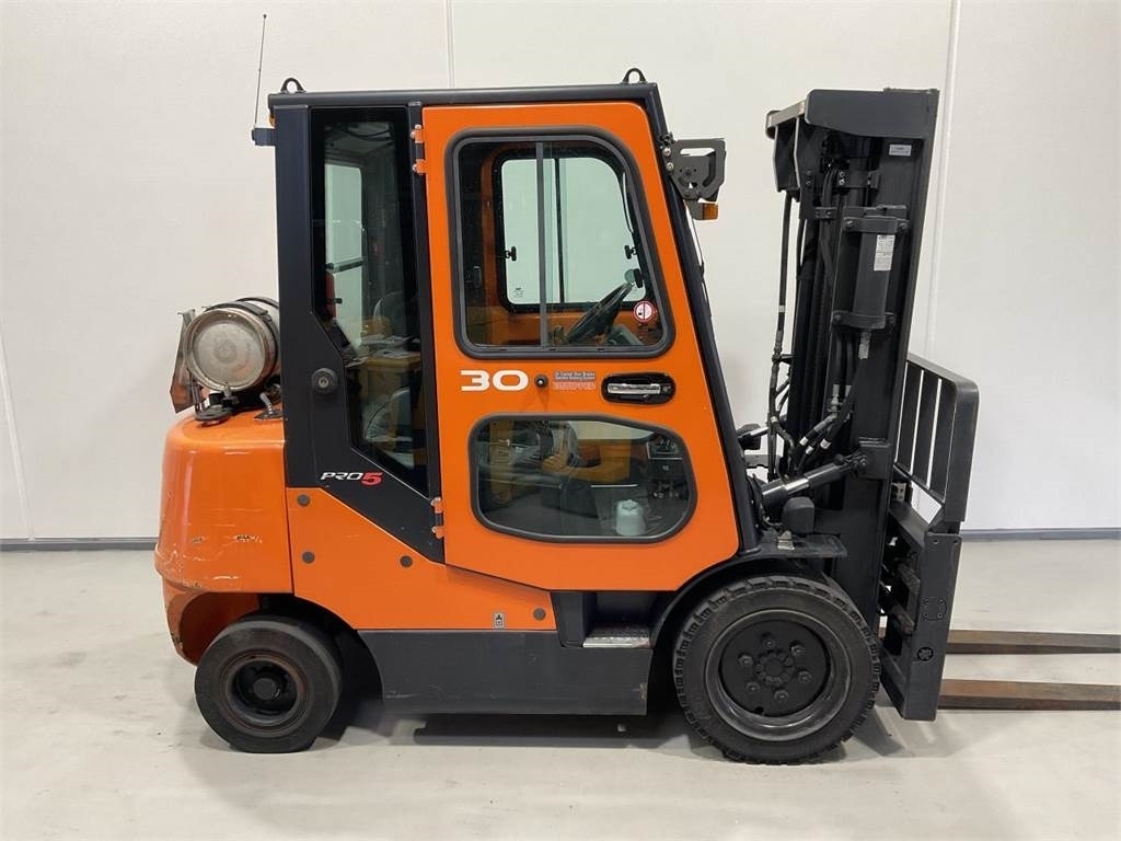 Doosan G30E-5 - Chariot élévateur à gaz: photos 1 Doosan G30E-5 - Chariot élévateur à gaz: photos 1
