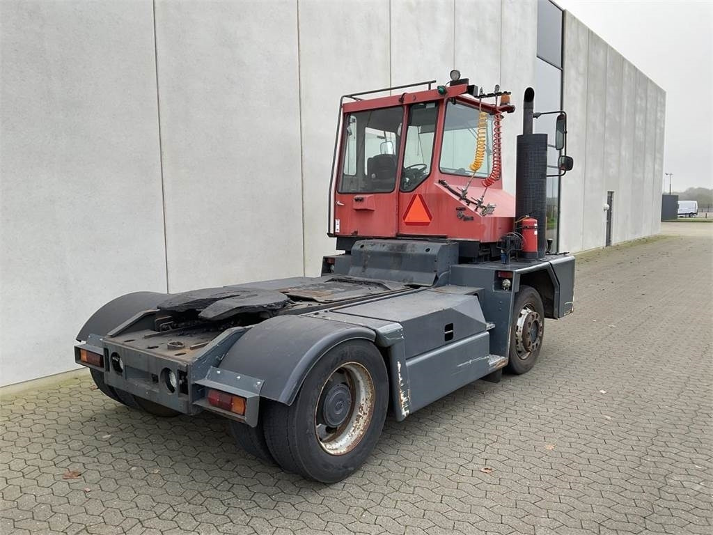 Kalmar TT2000 - Tracteur portuaire: photos 2 Kalmar TT2000 - Tracteur portuaire: photos 2