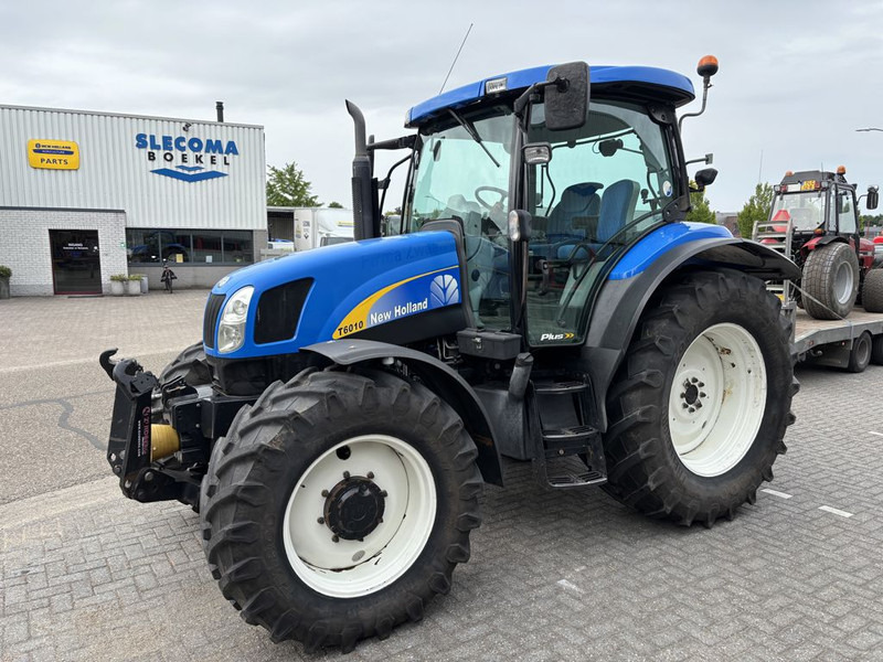New Holland T6010 Plus Supersteer - Tracteur agricole: photos 1 New Holland T6010 Plus Supersteer - Tracteur agricole: photos 1