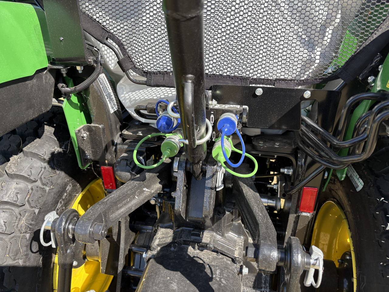 John Deere 2038R Compact Tractor - Micro tracteur: photos 5 John Deere 2038R Compact Tractor - Micro tracteur: photos 5