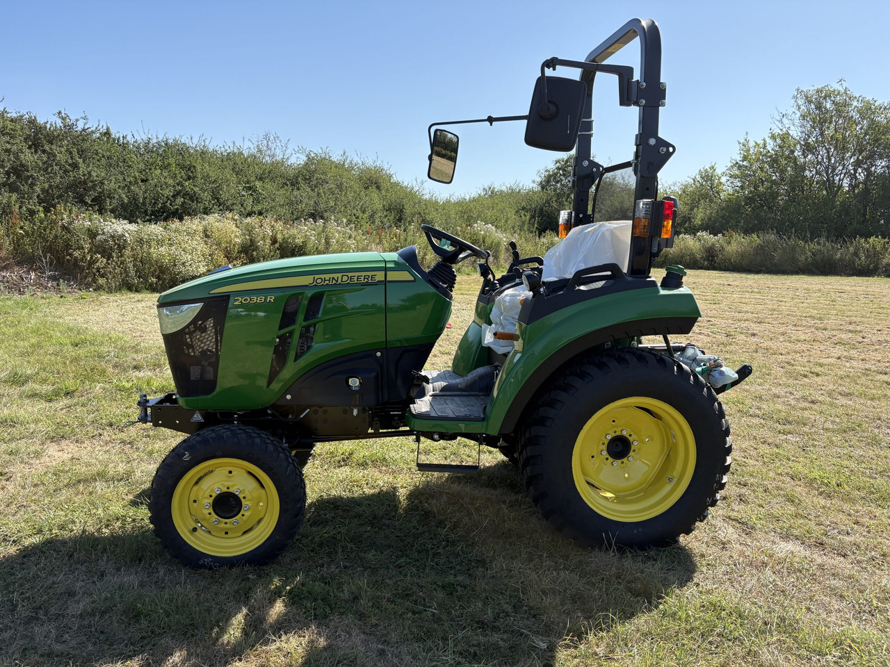 John Deere 2038R Compact Tractor - Micro tracteur: photos 1 John Deere 2038R Compact Tractor - Micro tracteur: photos 1