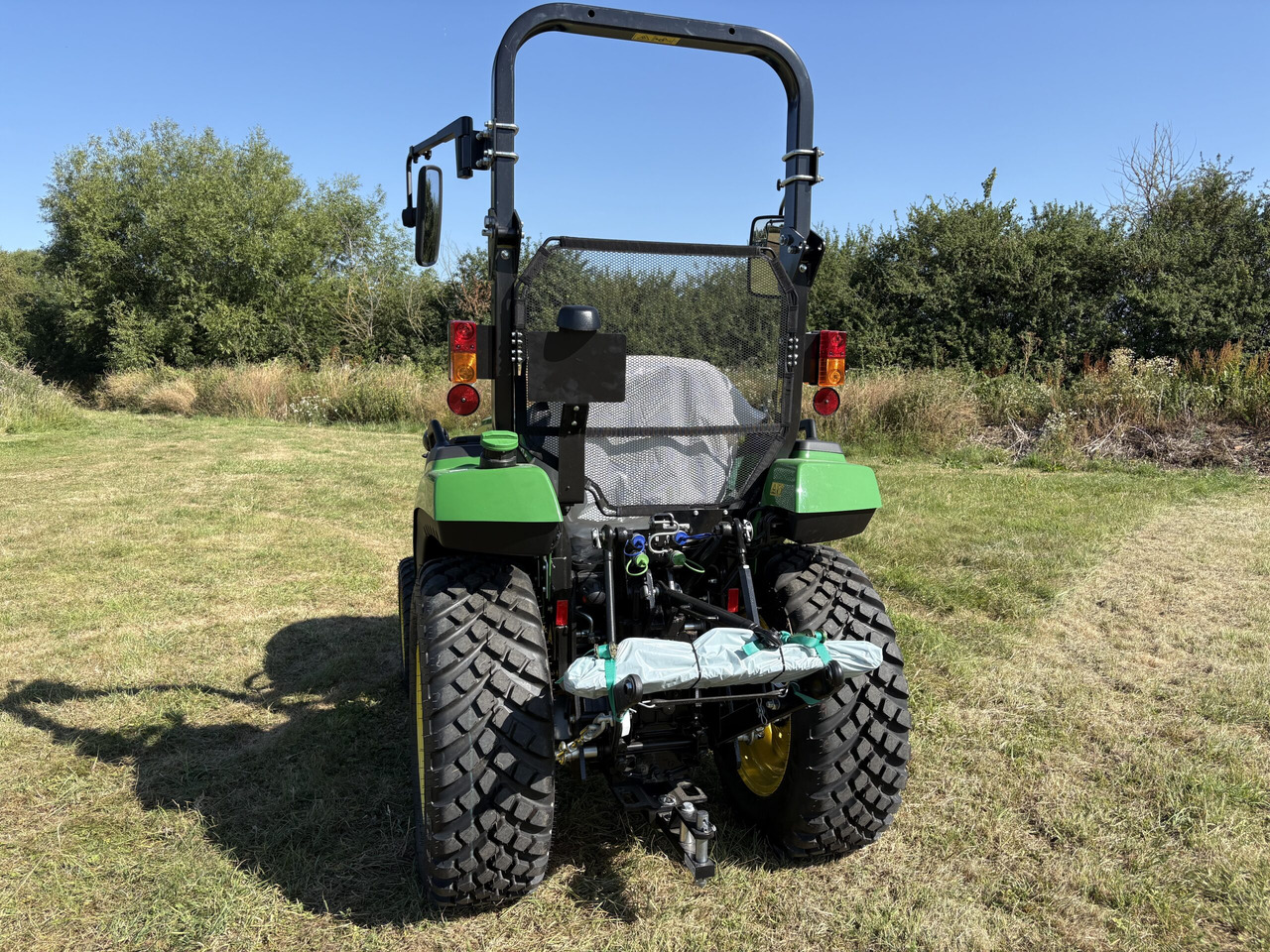John Deere 2038R Compact Tractor - Micro tracteur: photos 3 John Deere 2038R Compact Tractor - Micro tracteur: photos 3