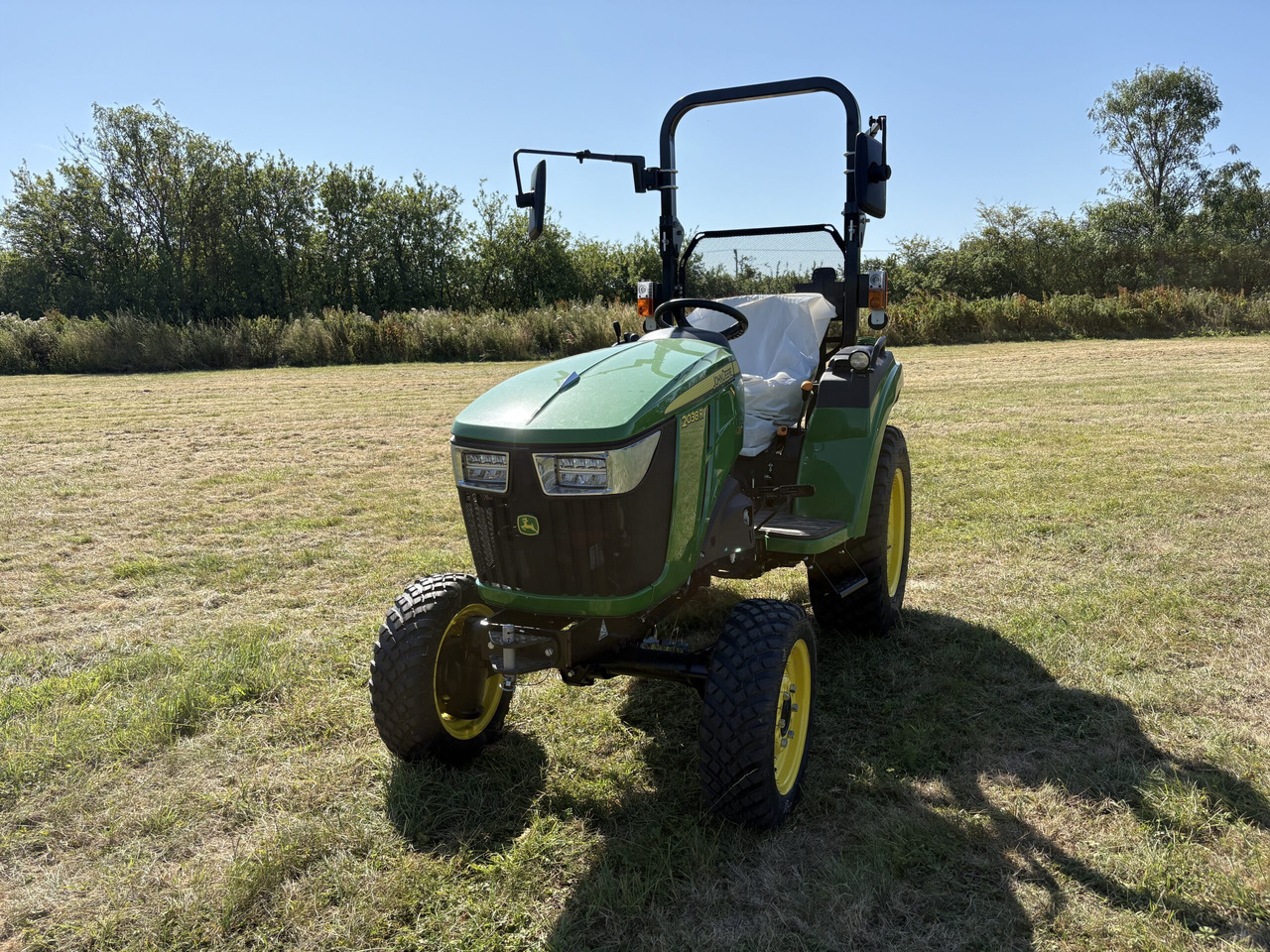 John Deere 2038R Compact Tractor - Micro tracteur: photos 2 John Deere 2038R Compact Tractor - Micro tracteur: photos 2