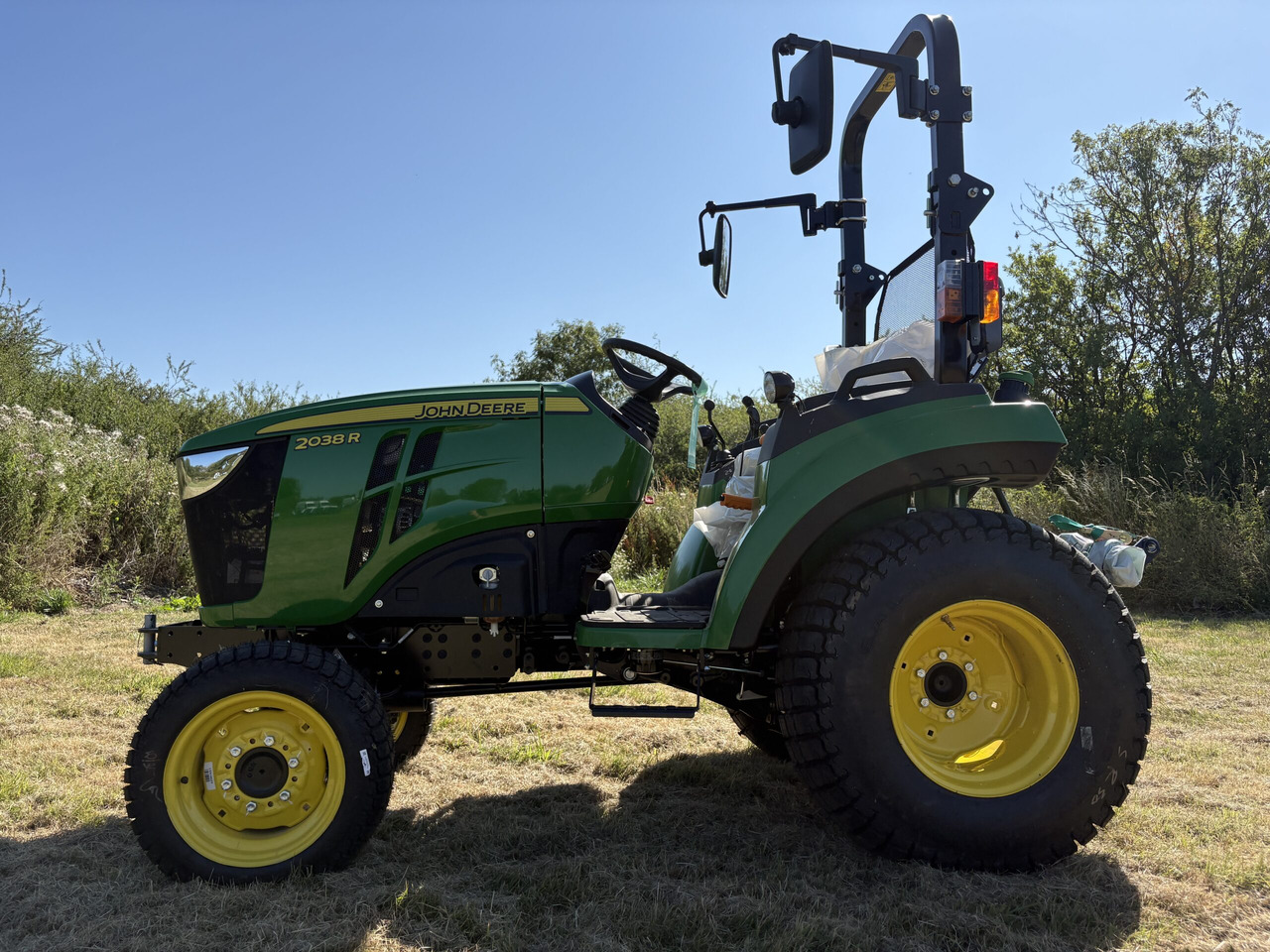 John Deere 2038R Compact Tractor - Micro tracteur: photos 1 John Deere 2038R Compact Tractor - Micro tracteur: photos 1
