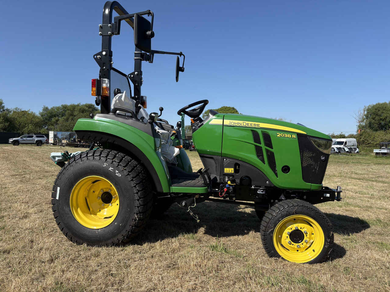 John Deere 2038R Compact Tractor - Micro tracteur: photos 2 John Deere 2038R Compact Tractor - Micro tracteur: photos 2