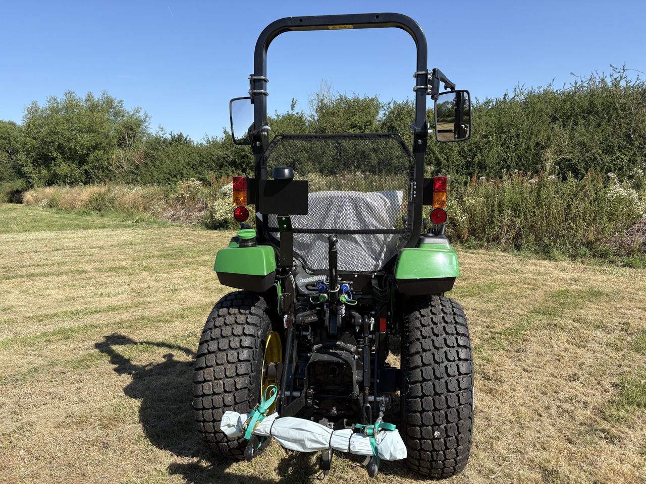 John Deere 2038R Compact Tractor - Micro tracteur: photos 4 John Deere 2038R Compact Tractor - Micro tracteur: photos 4