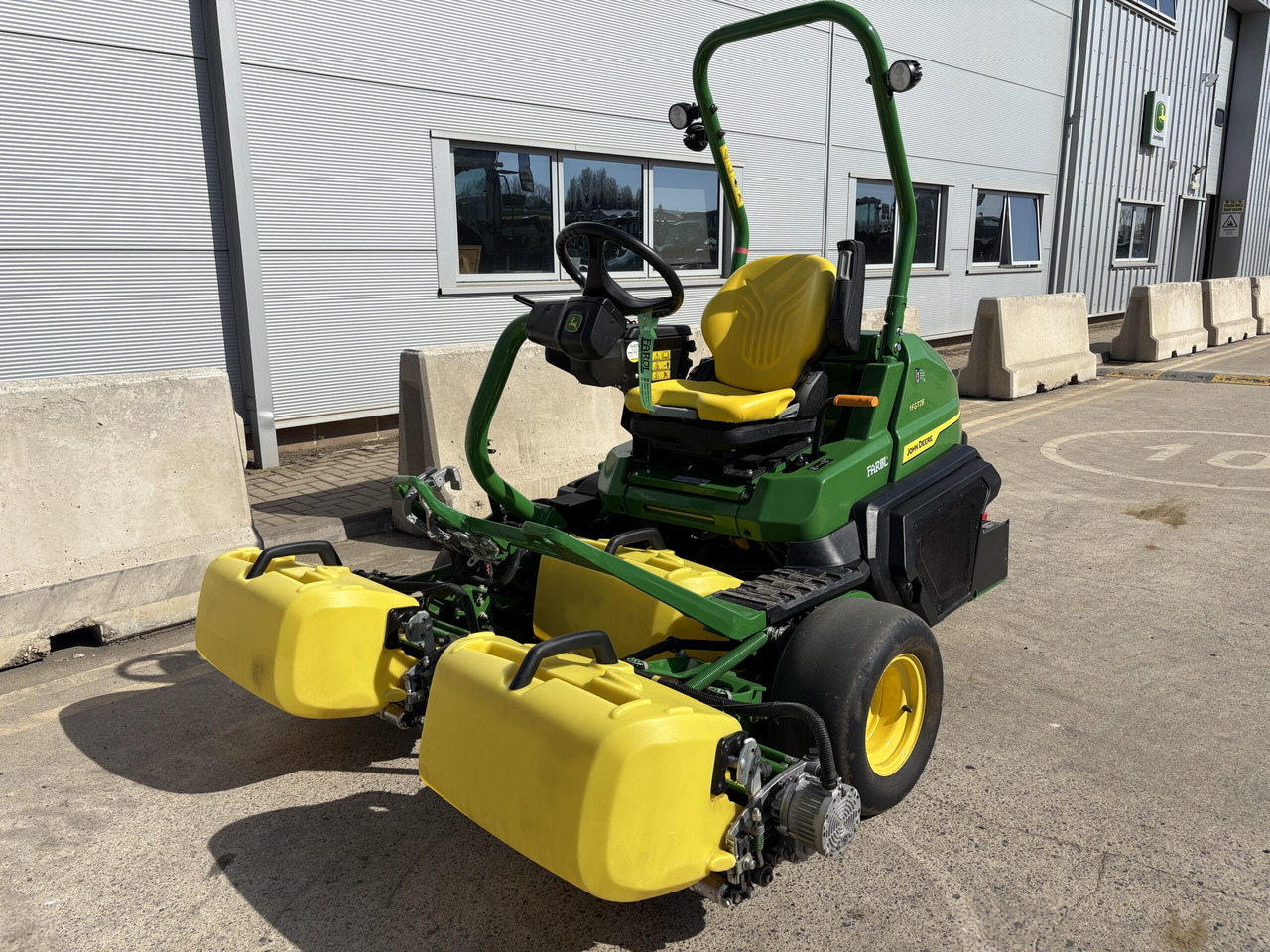 John Deere 2750E Triplex mower - Motofaucheuse: photos 1 John Deere 2750E Triplex mower - Motofaucheuse: photos 1