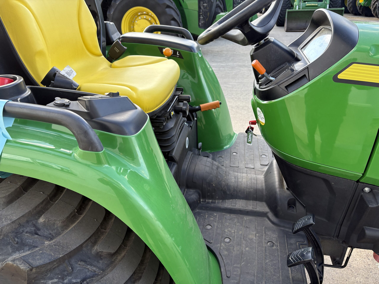 John Deere 3025E Compact tractor - Micro tracteur: photos 5 John Deere 3025E Compact tractor - Micro tracteur: photos 5