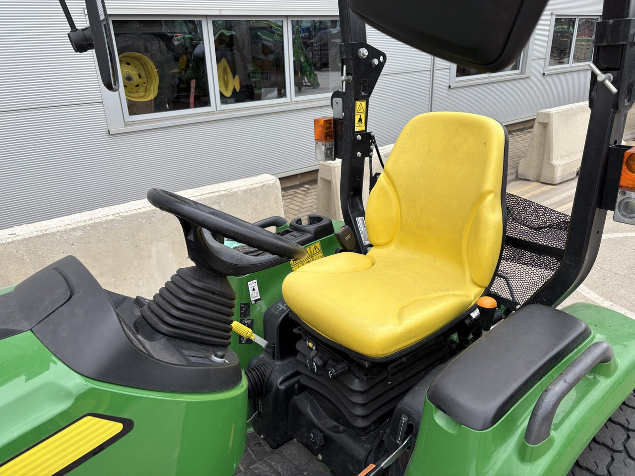 John Deere 3039R Compact Tractor - Micro tracteur: photos 2 John Deere 3039R Compact Tractor - Micro tracteur: photos 2