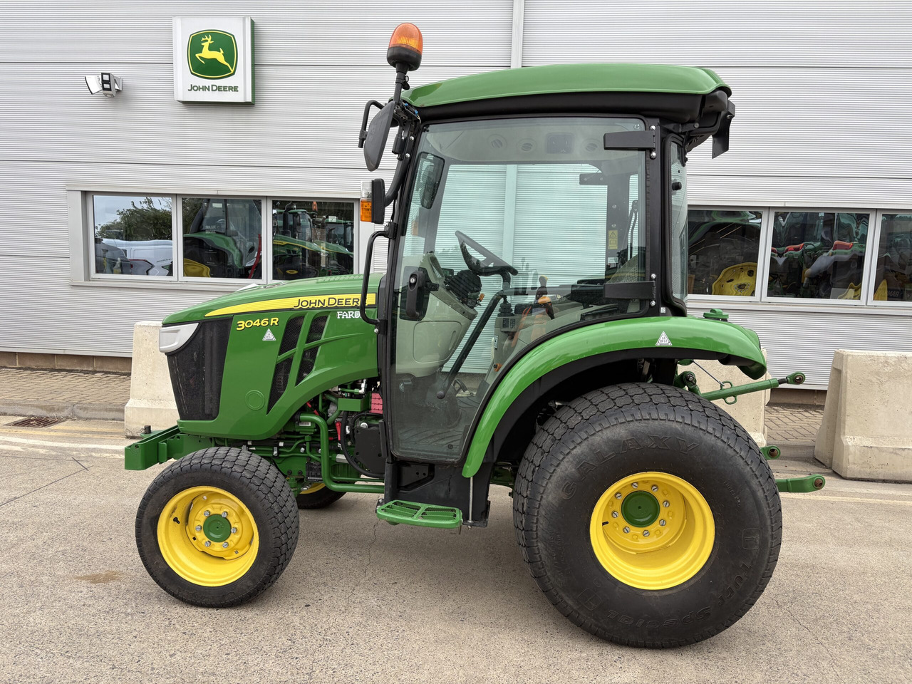 John Deere 3046R Compact Tractor - Micro tracteur: photos 1 John Deere 3046R Compact Tractor - Micro tracteur: photos 1