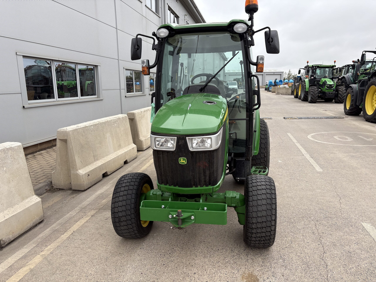 John Deere 3046R Compact Tractor - Micro tracteur: photos 2 John Deere 3046R Compact Tractor - Micro tracteur: photos 2