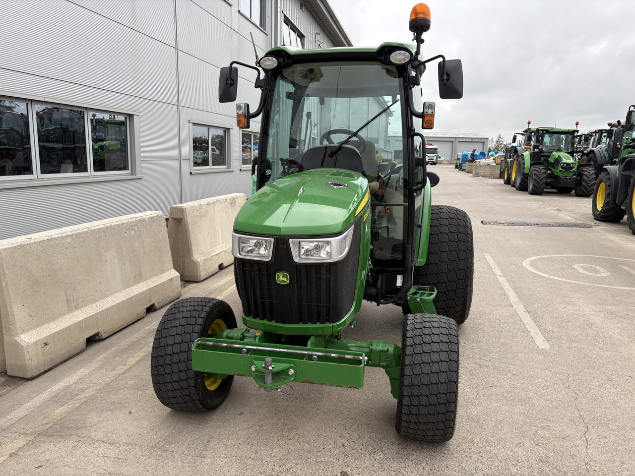 John Deere 4066R Compact Tractor - Micro tracteur: photos 4 John Deere 4066R Compact Tractor - Micro tracteur: photos 4