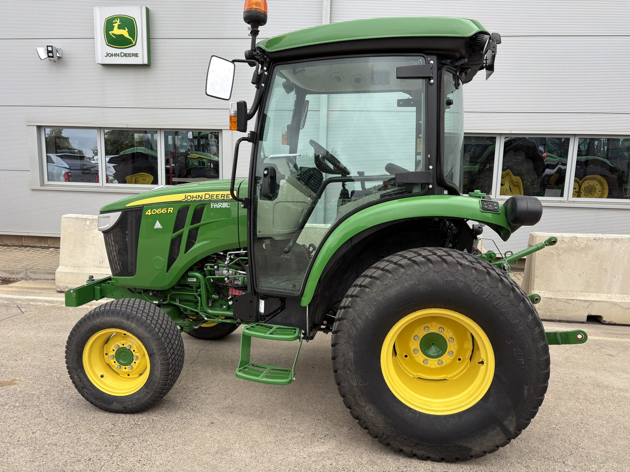 John Deere 4066R Compact Tractor - Micro tracteur: photos 1 John Deere 4066R Compact Tractor - Micro tracteur: photos 1