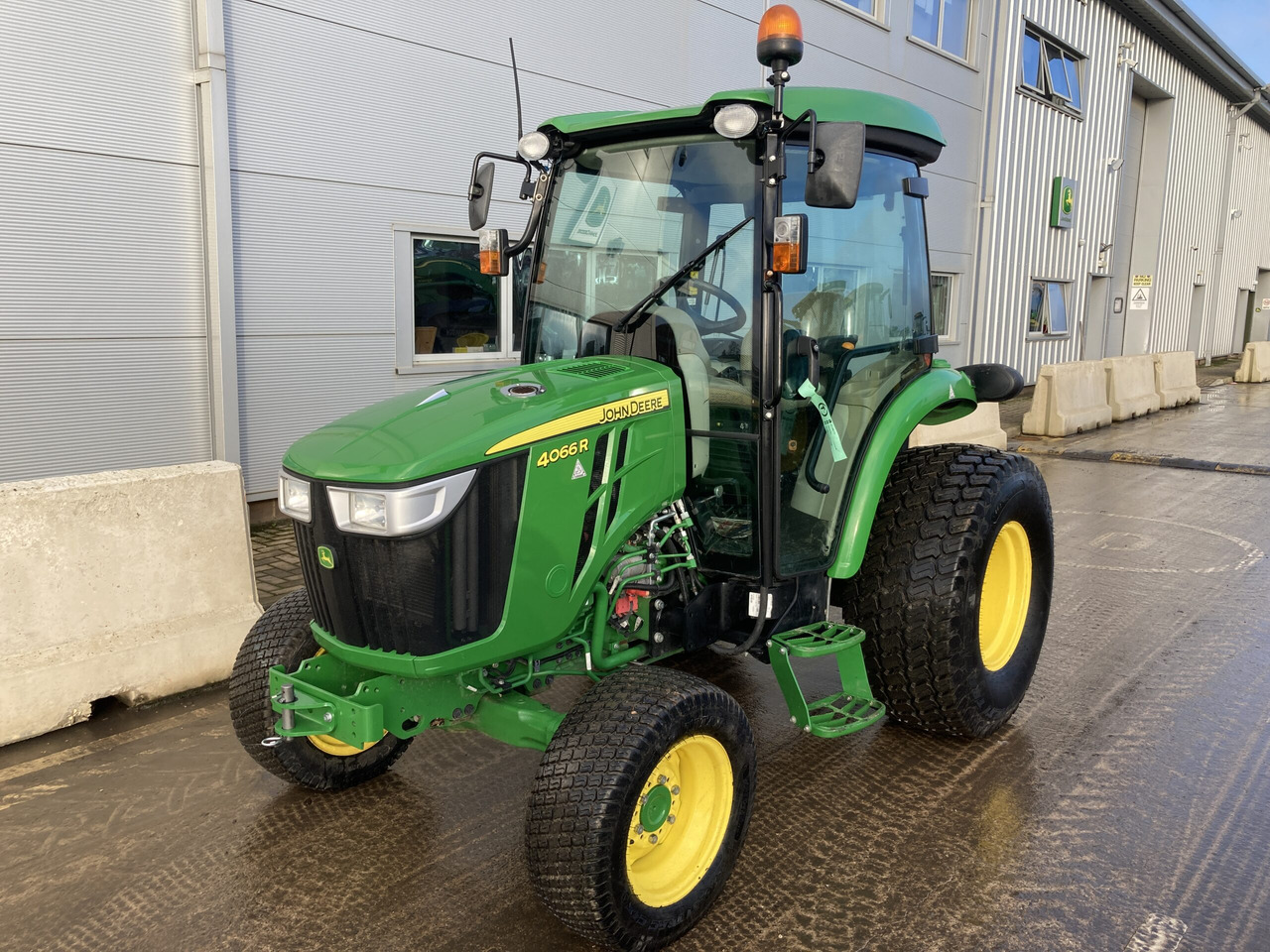 John Deere 4066R Compact Tractor - Micro tracteur: photos 1 John Deere 4066R Compact Tractor - Micro tracteur: photos 1