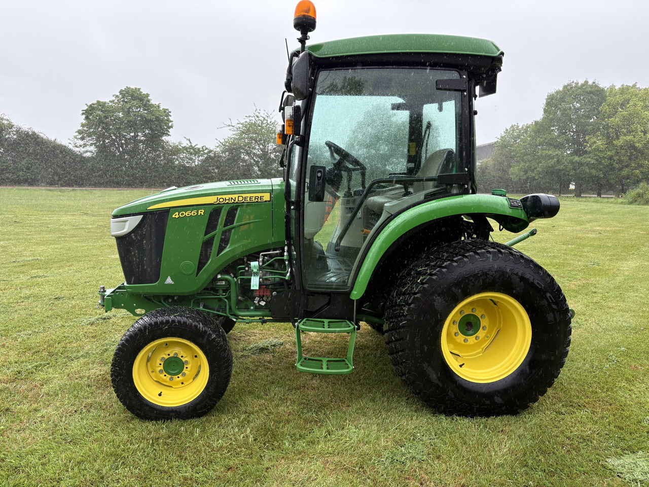 John Deere 4066R Compact Tractor - Micro tracteur: photos 2 John Deere 4066R Compact Tractor - Micro tracteur: photos 2