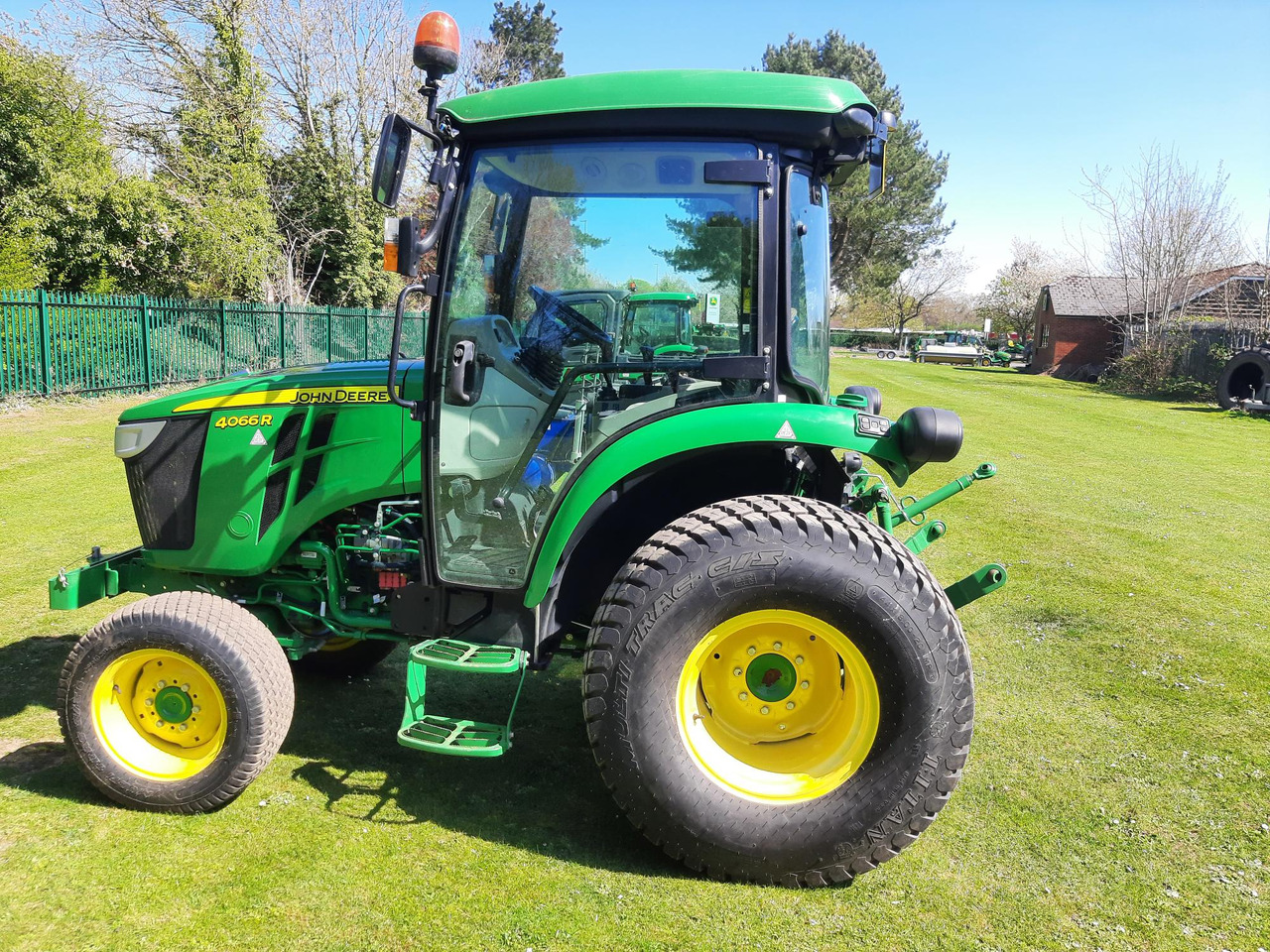 John Deere 4066R Compact Tractor - Micro tracteur: photos 2 John Deere 4066R Compact Tractor - Micro tracteur: photos 2