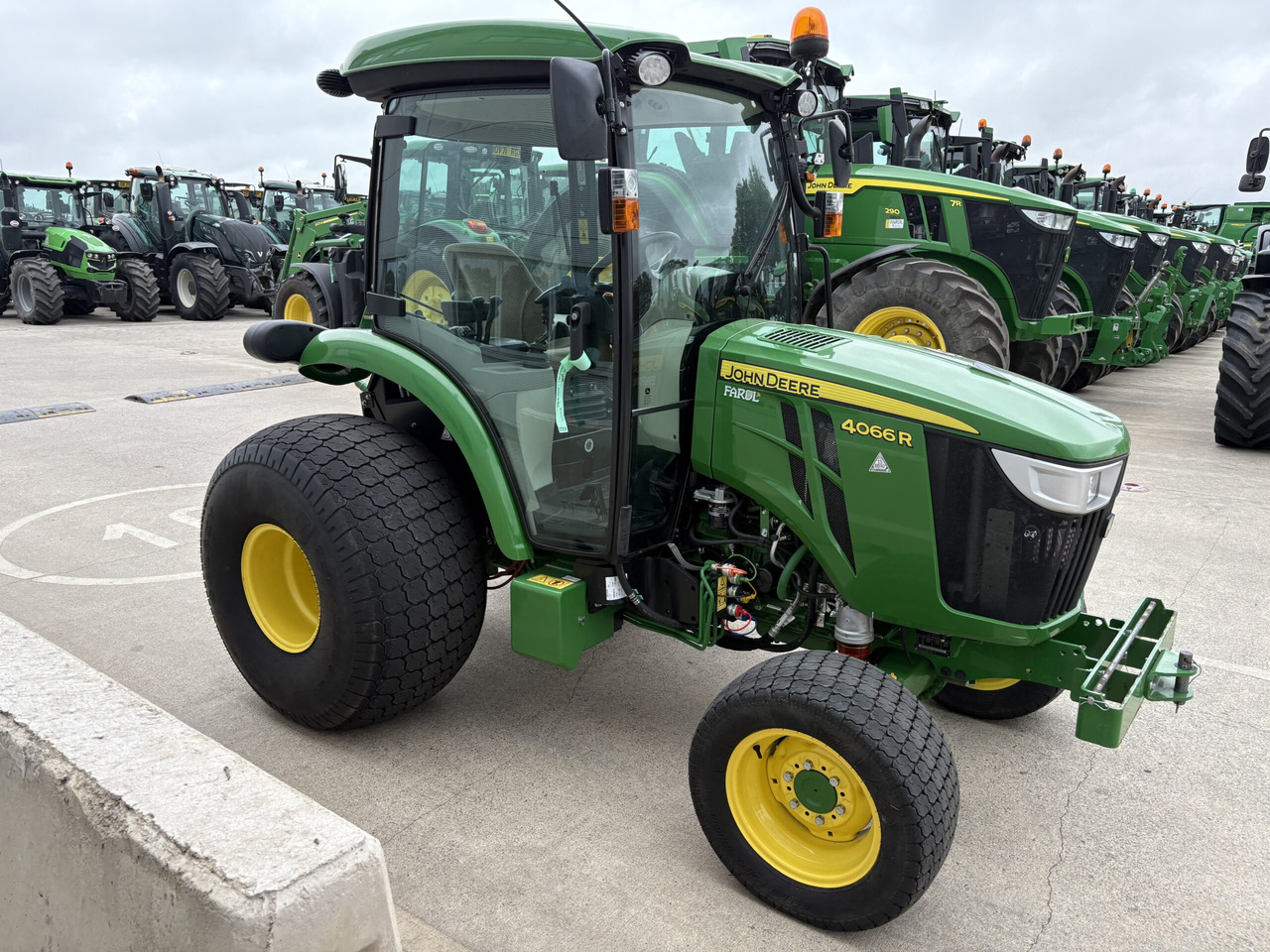 John Deere 4066R Compact Tractor - Micro tracteur: photos 3 John Deere 4066R Compact Tractor - Micro tracteur: photos 3