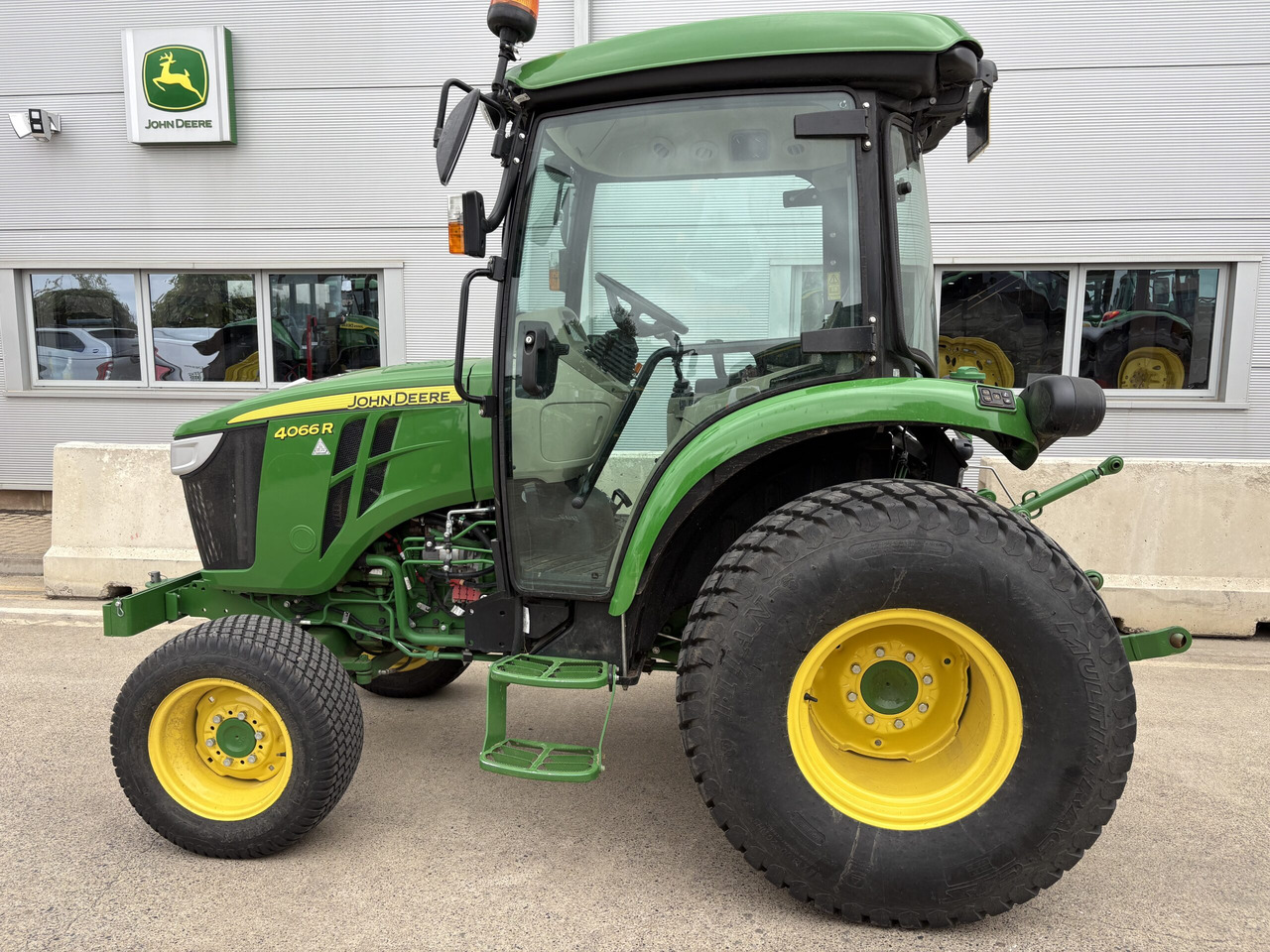 John Deere 4066R Compact Tractor - Micro tracteur: photos 1 John Deere 4066R Compact Tractor - Micro tracteur: photos 1