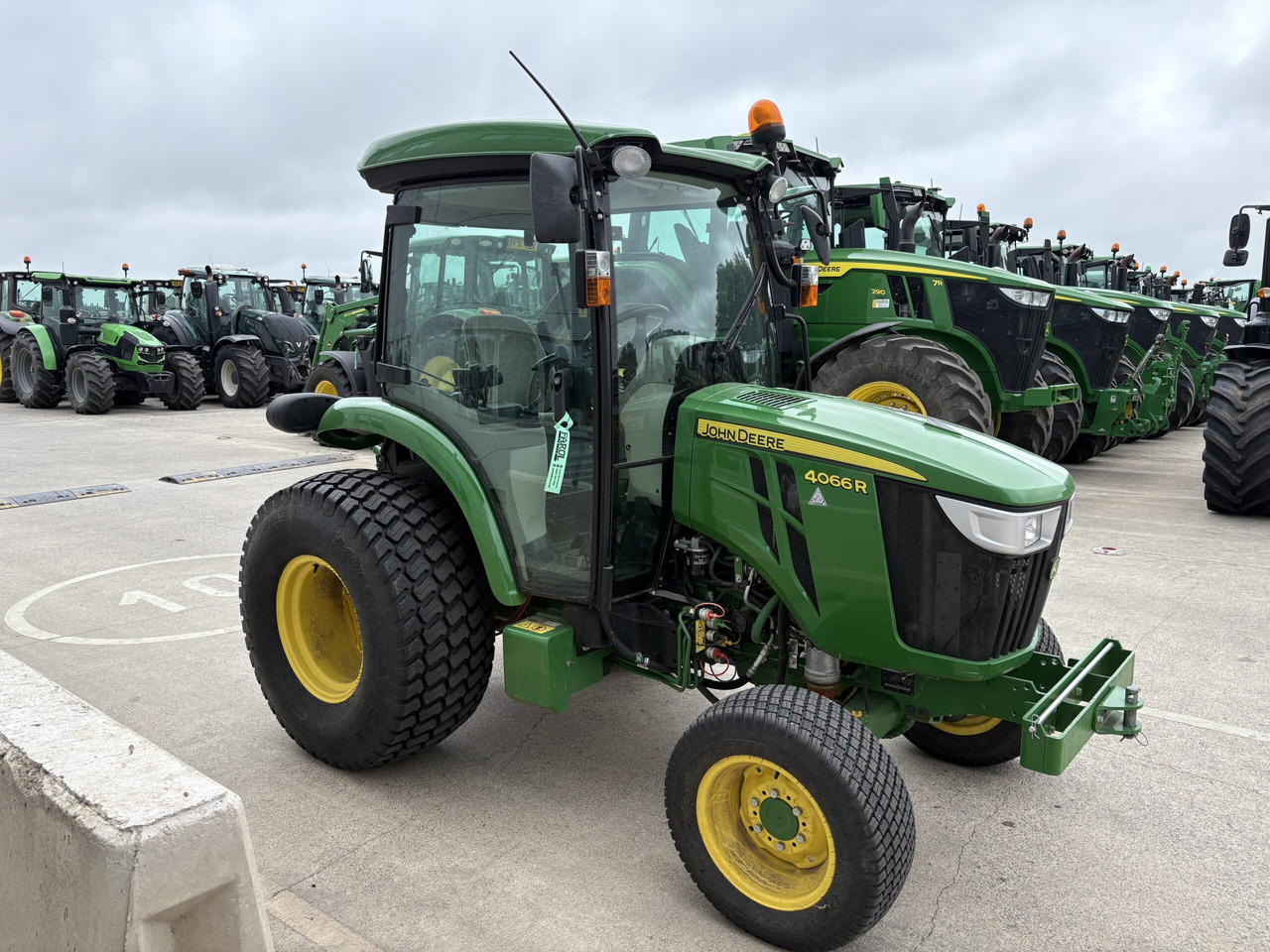 John Deere 4066R Compact Tractor - Micro tracteur: photos 3 John Deere 4066R Compact Tractor - Micro tracteur: photos 3