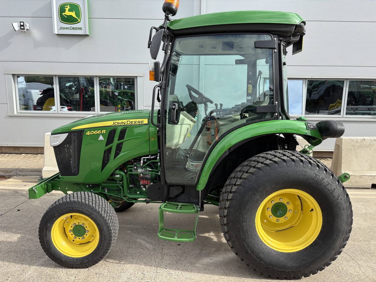 John Deere 4066R Compact Tractor - Micro tracteur: photos 1 John Deere 4066R Compact Tractor - Micro tracteur: photos 1