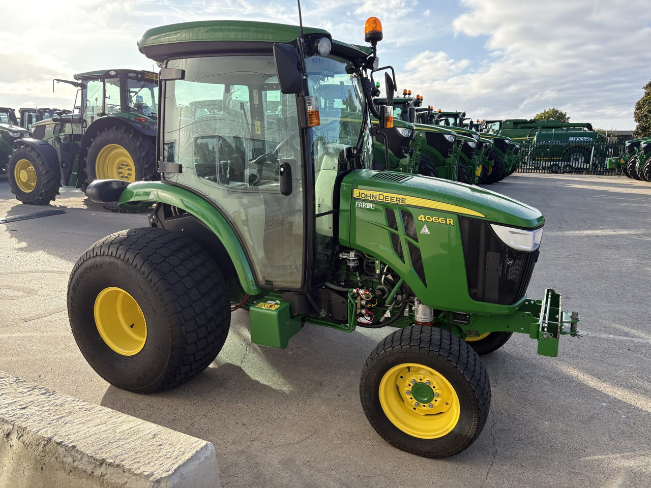 John Deere 4066R Compact Tractor - Micro tracteur: photos 2 John Deere 4066R Compact Tractor - Micro tracteur: photos 2