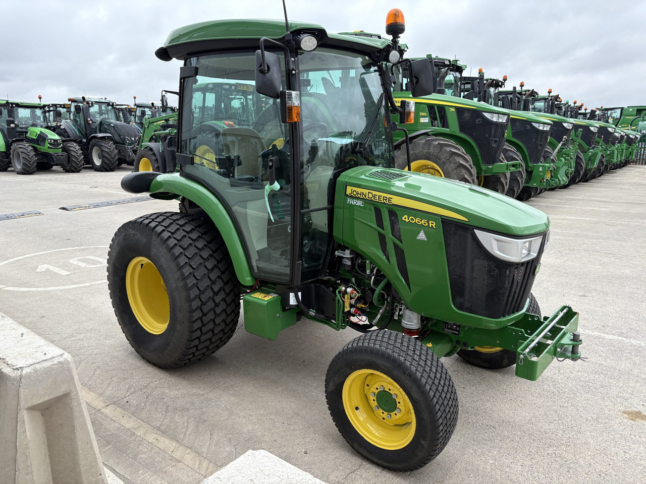 John Deere 4066R Compact Tractor - Micro tracteur: photos 3 John Deere 4066R Compact Tractor - Micro tracteur: photos 3