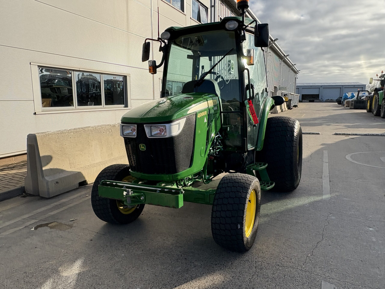 John Deere 4066R Compact Tractor - Micro tracteur: photos 4 John Deere 4066R Compact Tractor - Micro tracteur: photos 4