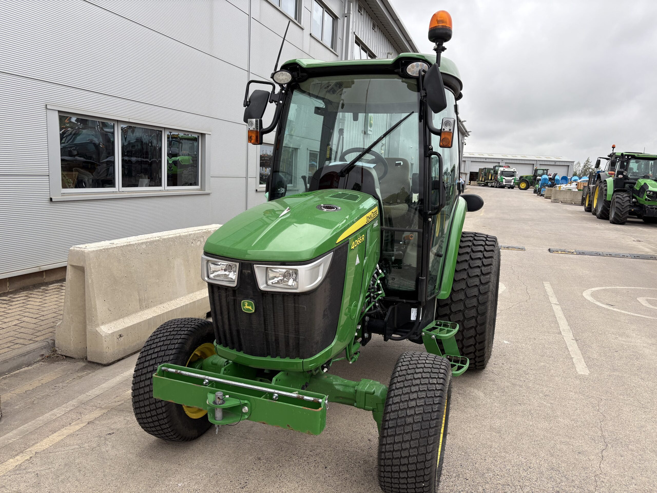 John Deere 4066R Compact Tractor - Micro tracteur: photos 2 John Deere 4066R Compact Tractor - Micro tracteur: photos 2