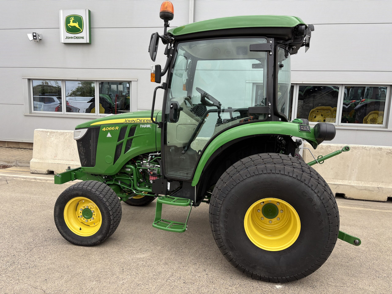 John Deere 4066R Compact Tractor - Micro tracteur: photos 1 John Deere 4066R Compact Tractor - Micro tracteur: photos 1