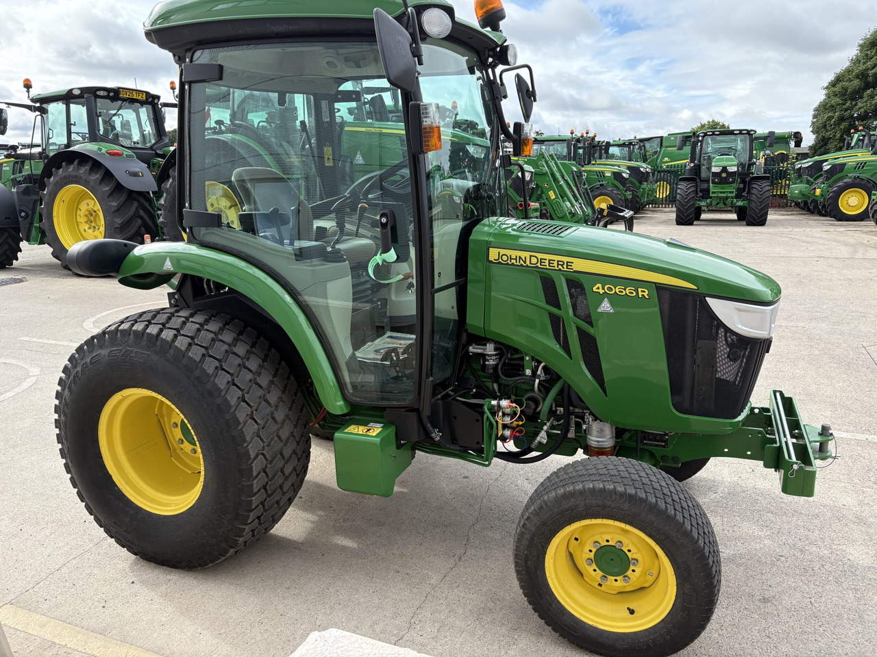 John Deere 4066R Compact Tractor - Micro tracteur: photos 3 John Deere 4066R Compact Tractor - Micro tracteur: photos 3