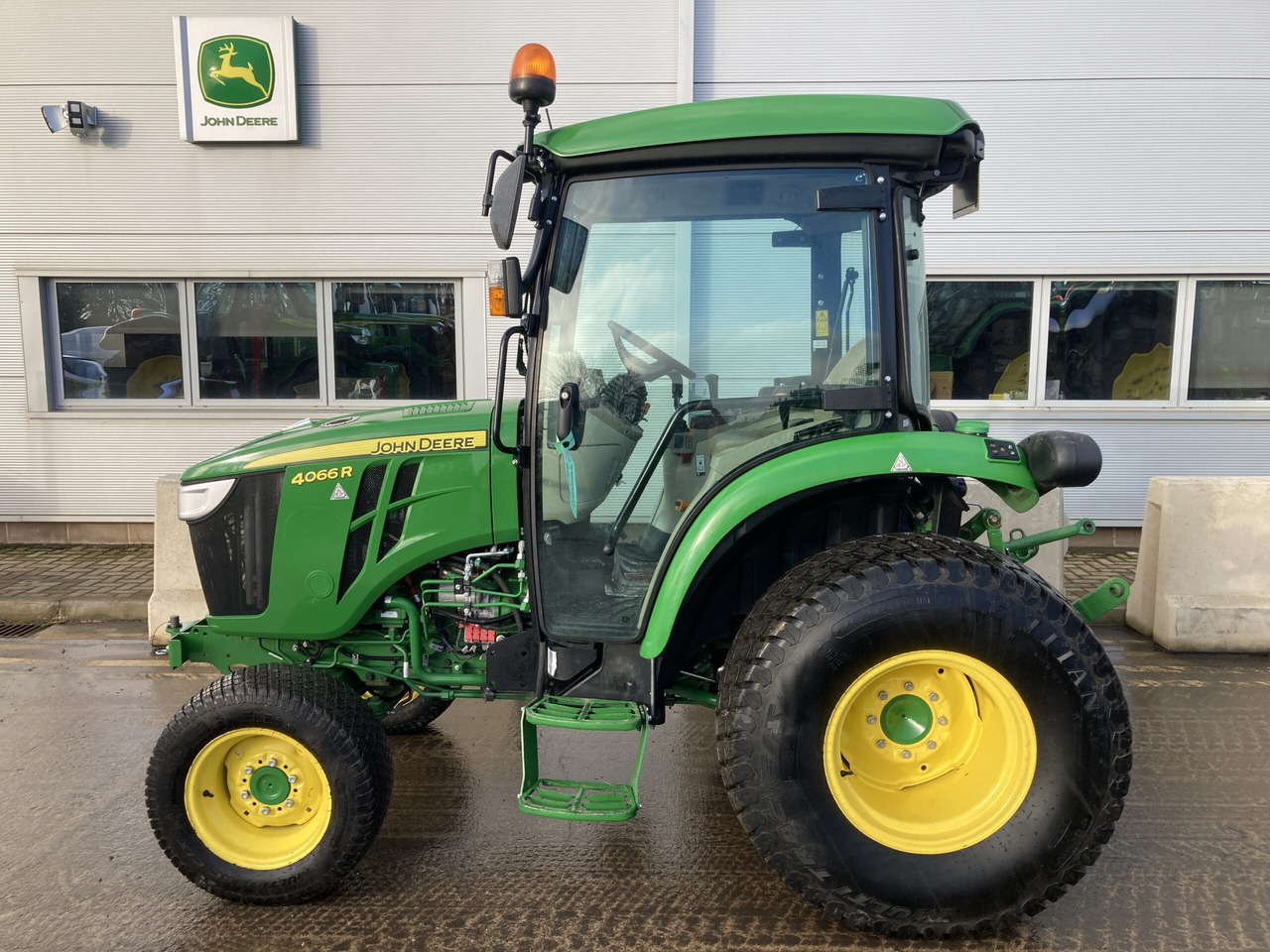 John Deere 4066R Compact Tractor - Micro tracteur: photos 2 John Deere 4066R Compact Tractor - Micro tracteur: photos 2