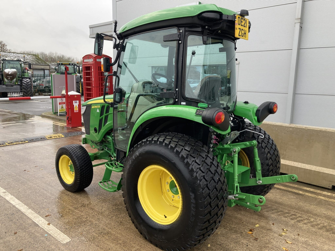 John Deere 4066R compact tractor - Micro tracteur: photos 3 John Deere 4066R compact tractor - Micro tracteur: photos 3